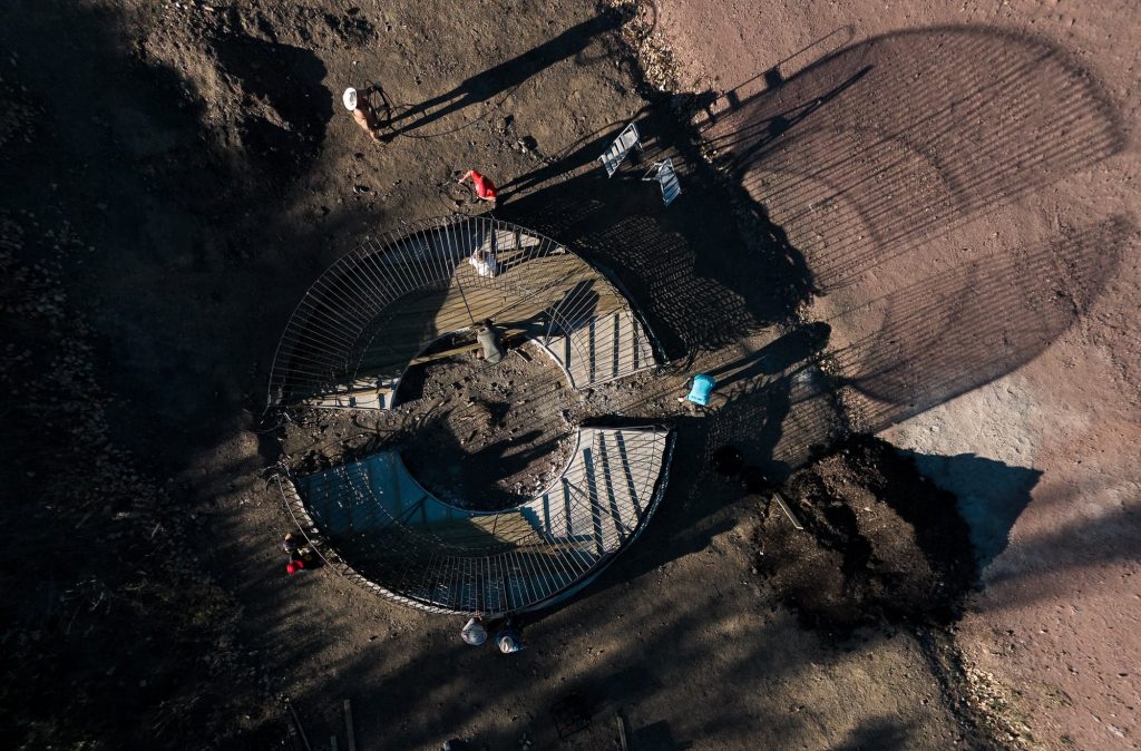Proceso de creación de Cuévana, la obra colectiva tejida a mano por vecinas de Barruelo de Santullán (Palencia). © Burru Comunicación
