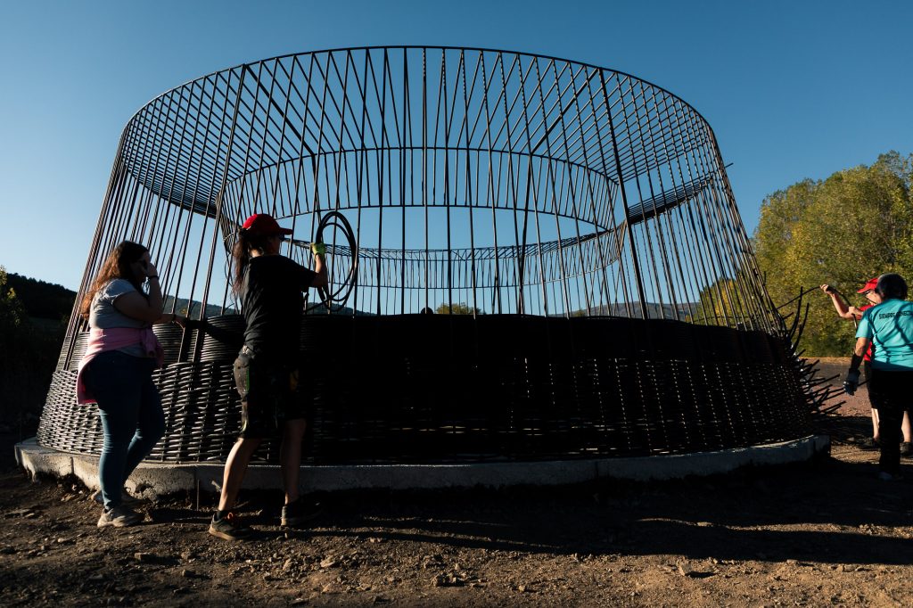 Proceso de creación de Cuévana, la obra colectiva tejida a mano por vecinas de Barruelo de Santullán (Palencia). © Burru Comunicación