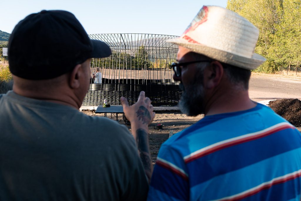 Proceso de creación de Cuévana, la obra colectiva tejida a mano por vecinas de Barruelo de Santullán (Palencia). © Burru Comunicación