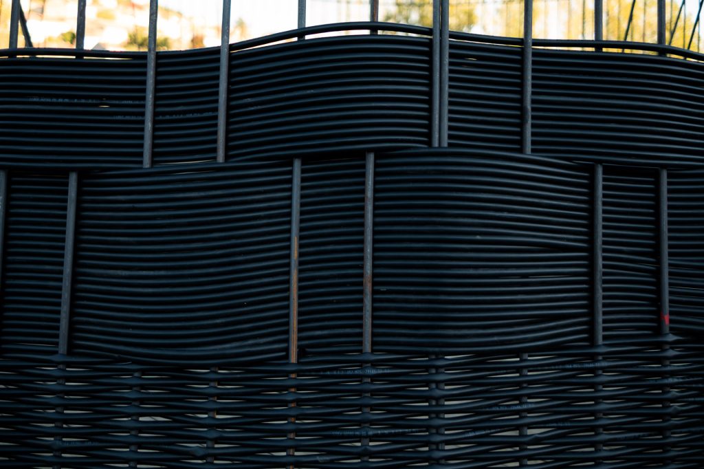 Proceso de creación de Cuévana, la obra colectiva tejida a mano por vecinas de Barruelo de Santullán (Palencia). © Burru Comunicación
