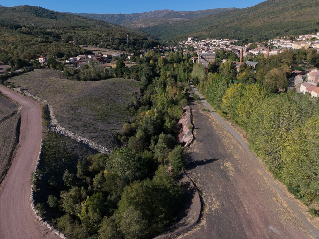 Proceso de creación de Cuévana, la obra colectiva tejida a mano por vecinas de Barruelo de Santullán (Palencia). © Burru Comunicación