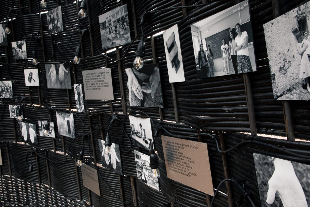Concomitentes - Cuévana, la obra colectiva  de Todo por la Praxis tejida a mano por vecinas de Barruelo de Santullán (Palencia). © Burru Comunicación