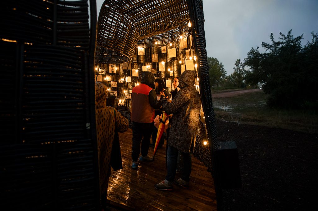 Concomitentes - Cuévana, la obra colectiva  de Todo por la Praxis tejida a mano por vecinas de Barruelo de Santullán (Palencia). © Burru Comunicación