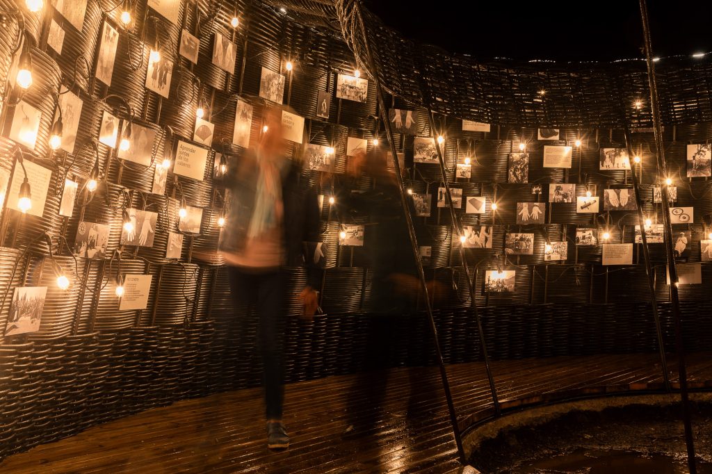 Concomitentes - Cuévana, la obra colectiva  de Todo por la Praxis tejida a mano por vecinas de Barruelo de Santullán (Palencia). © Burru Comunicación