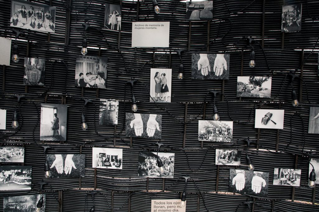 Concomitentes - Cuévana, la obra colectiva  de Todo por la Praxis tejida a mano por vecinas de Barruelo de Santullán (Palencia). © Burru Comunicación