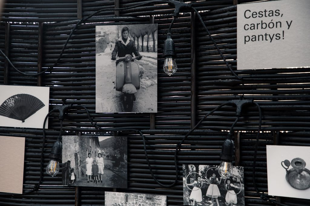 Concomitentes - Cuévana, la obra colectiva  de Todo por la Praxis tejida a mano por vecinas de Barruelo de Santullán (Palencia). © Burru Comunicación